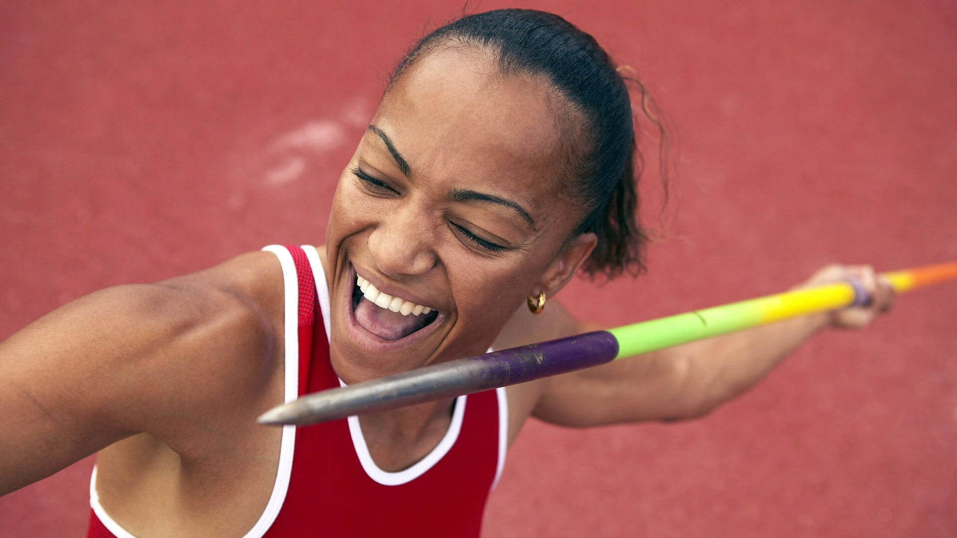 开云世界杯-赛道与绿茵的隔空对话，那个夜晚，速度与精准如何同时征服世界